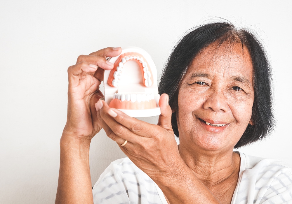 اوردنچر دندان چگونه انجام می شود و فرق آن با ایمپلنت چیست؟